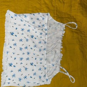 Cute flower top an XL didn’t fit me but it’s super cute